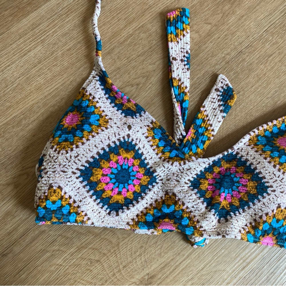 Hurley Women's Crochet Diamonds Scoop Halter Bikini Top - Picture 2 of 8